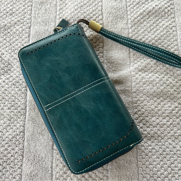 NWOT Ladies Charm Infinite Blue Green Leather Wristlet Wallet - Picture 2 of 9